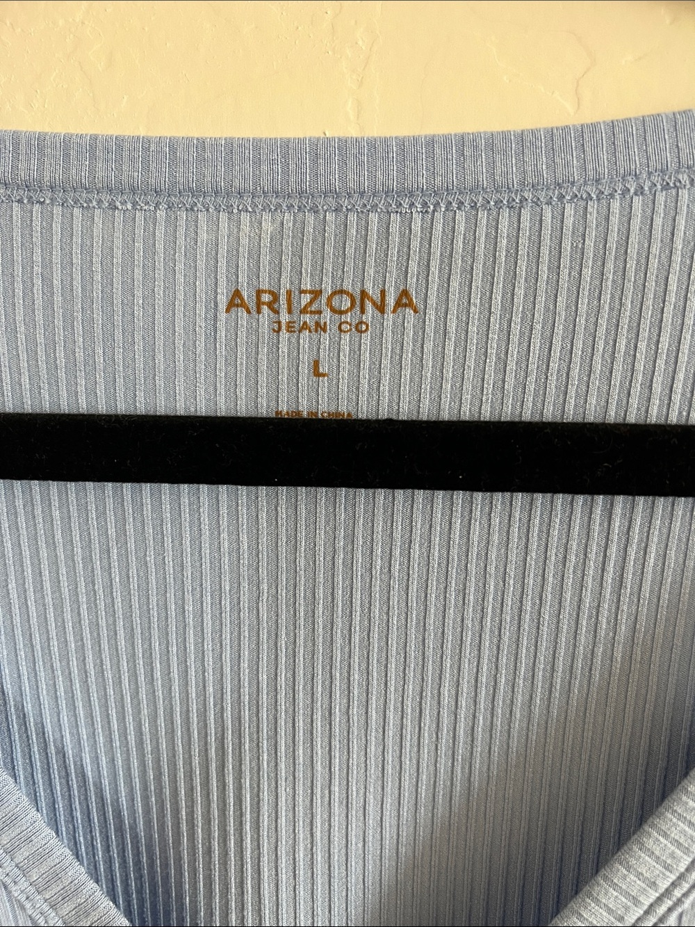 Arizona Jean Company Light Blue Ribbed Ruched V-Neck Short Sleeve Top - Picture 2 of 4